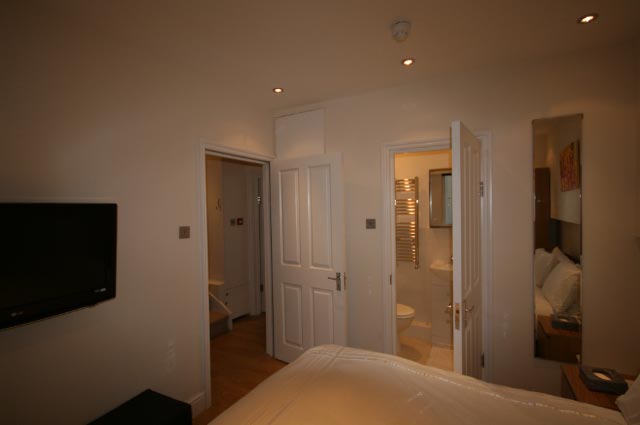 Room 1A: En-suite facilities.